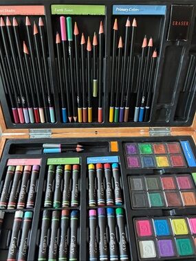 UsedArt Supply Set with Colored Pencils, pastels and paints